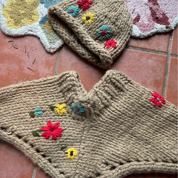 Handmade Knit Scarf and Hat Set with Floral Embroidery flowers - Picture 9 of 14